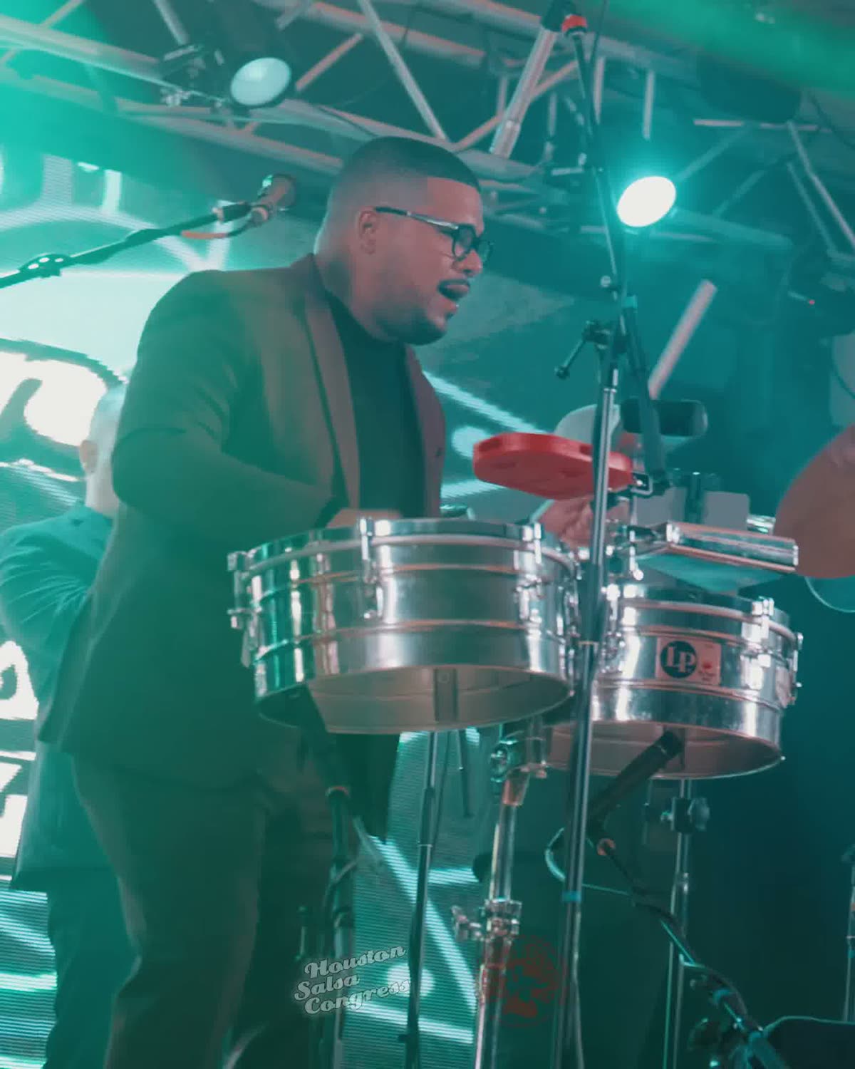 Un percusionista tocando timbales en el escenario