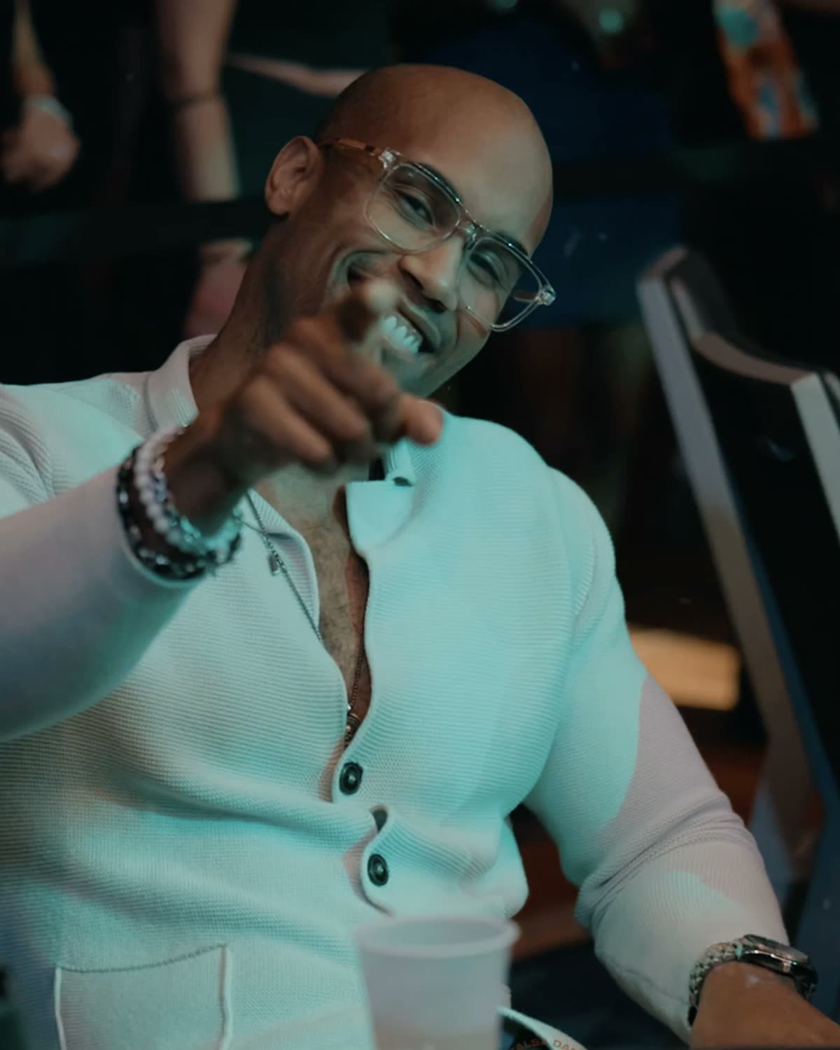 Un invitado sonriendo y señalando a la cámara
