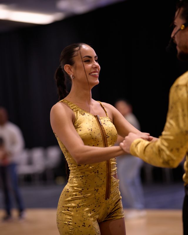 Gold show couple