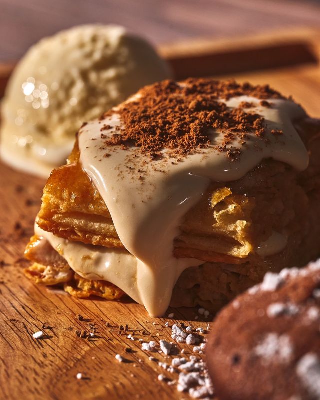 Warm pastry with cream and cinnamon
